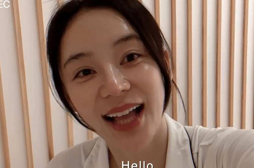 原创袁姗姗在家素颜忘了开美颜脸上出油反光的一刻33岁皮肤状态太真实