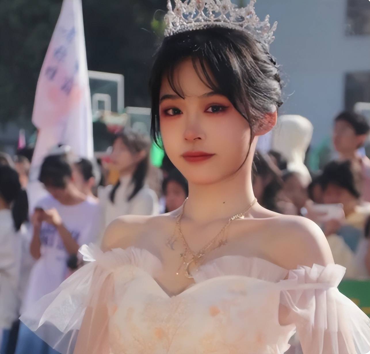 高三运动会举牌女生火了，长相清纯神似鞠婧祎，评论区却恶意满满_手机搜狐网