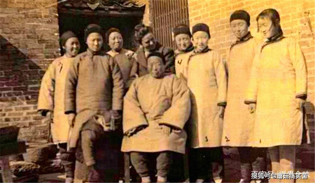 外国摄影师拍摄的清朝地主家庭老照片,重男轻女女多男少很严重