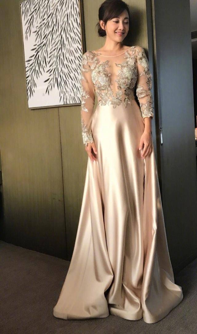 原创牛莉真老了蕾丝礼服凹性感勒出赘肉真尴尬显得膀大腰圆