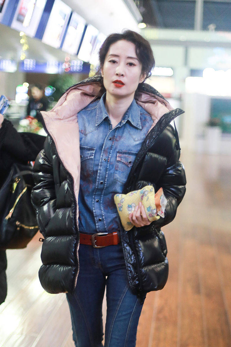 43岁刘敏涛凭低腰裤美回30岁,平坦小腹惹人羡,不穿高跟也能175_牛仔