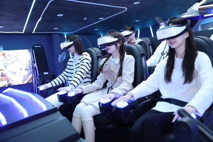 "无论是亲子全家总动员,情侣闺蜜约会还是团建轰趴解压幻影星空vr主题