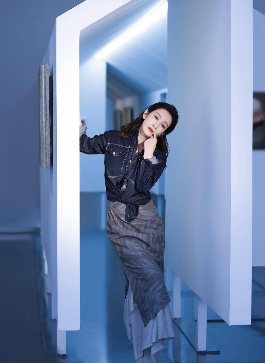 秦海璐春日美照清新短发造型融入京剧元素展现非凡的曲艺魅力