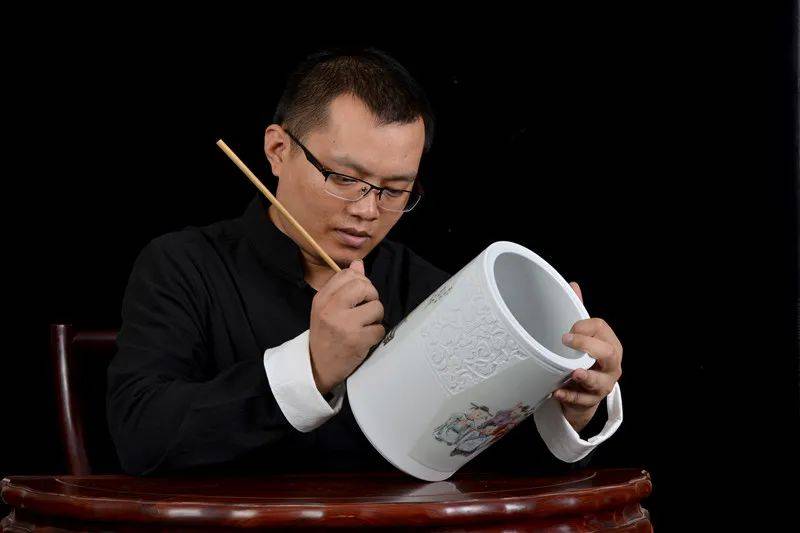 胡庆阳融古创新粉黛相宜非物质文化传承人创粉彩技艺新辉煌