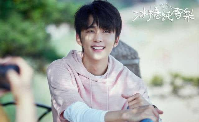 原创张新成刚刚爆火恋情就被曝光女友是嘉行旗下的她长相酷似佟丽娅