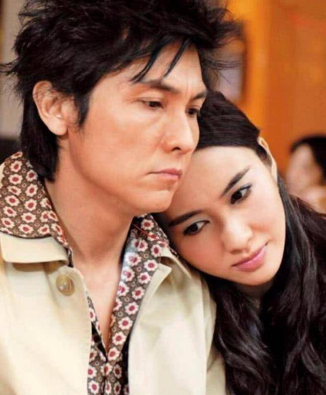 58岁关礼杰结婚30年最自豪两个女儿颜值高,25岁长女多次受邀入行_关枫