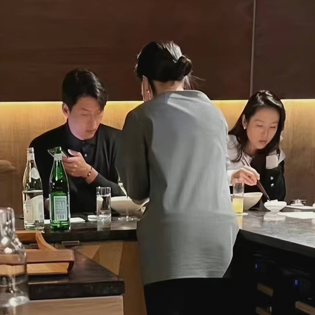 最近,在日,另一位网民发布了一张玄彬和孙艺珍在纽约餐厅吃饭的合影.