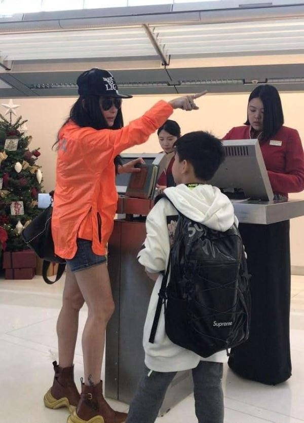 张柏芝搂大儿子在电梯自拍天然卷发很帅气站在一起像姐弟俩