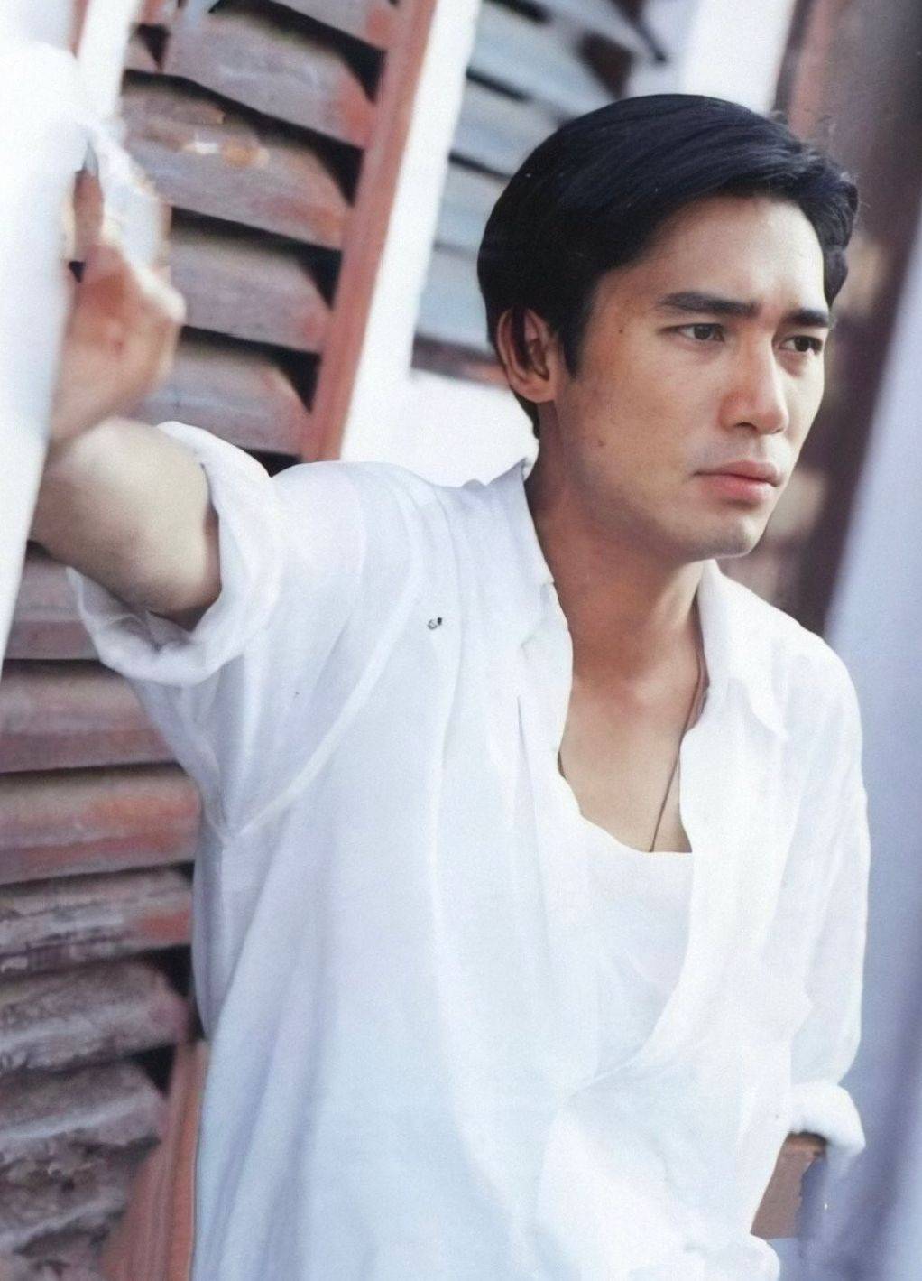 原创梁朝伟突然就老了穿一身基础款笑容和蔼两鬓斑白有了老人样