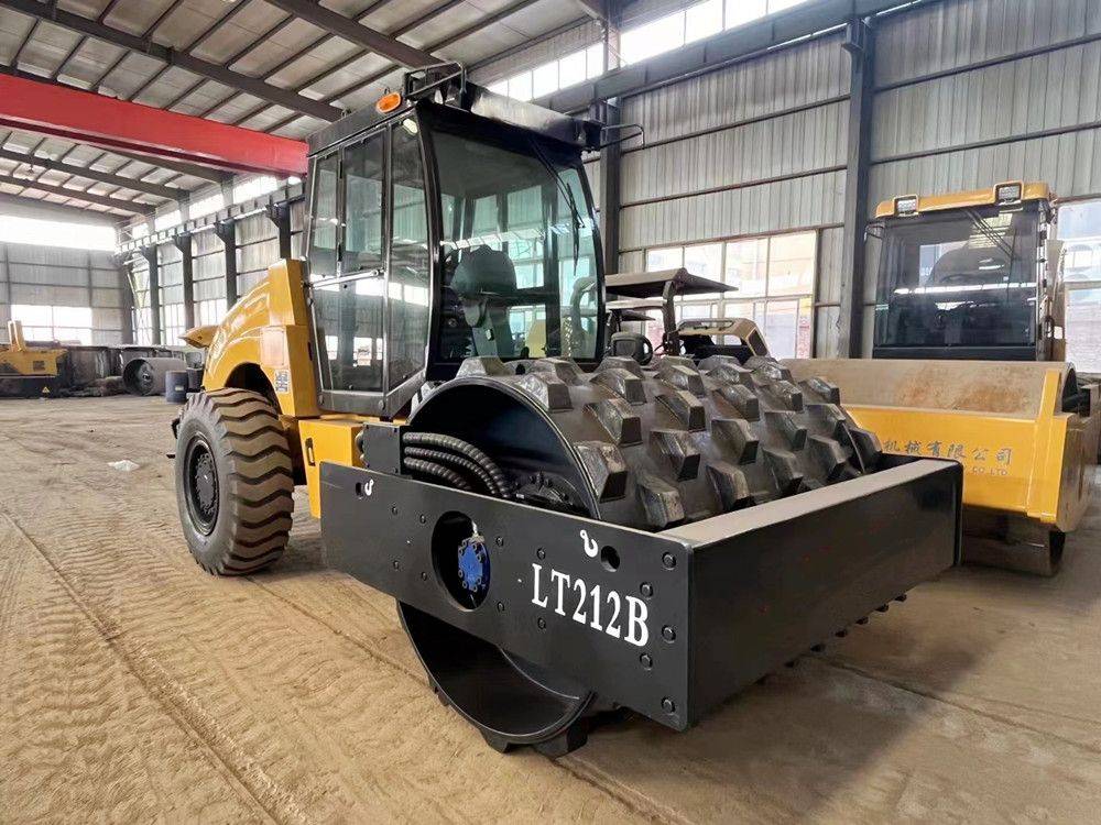 客户定制的12吨羊角碾压路机,又吸引了大量关注?_钢轮_振动_液压