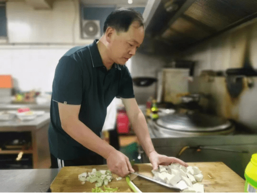 "生活彩化"——胡建奇经常亲自下厨,合理调配膳食