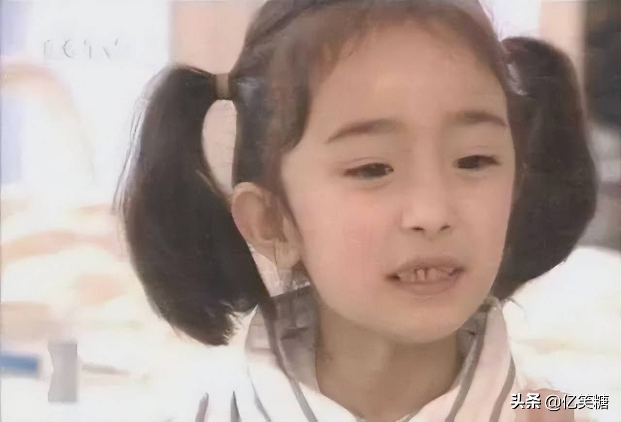 杨幂小时候也挺可爱,但一双龅牙确实有点出镜,相对关晓彤好像差些火候