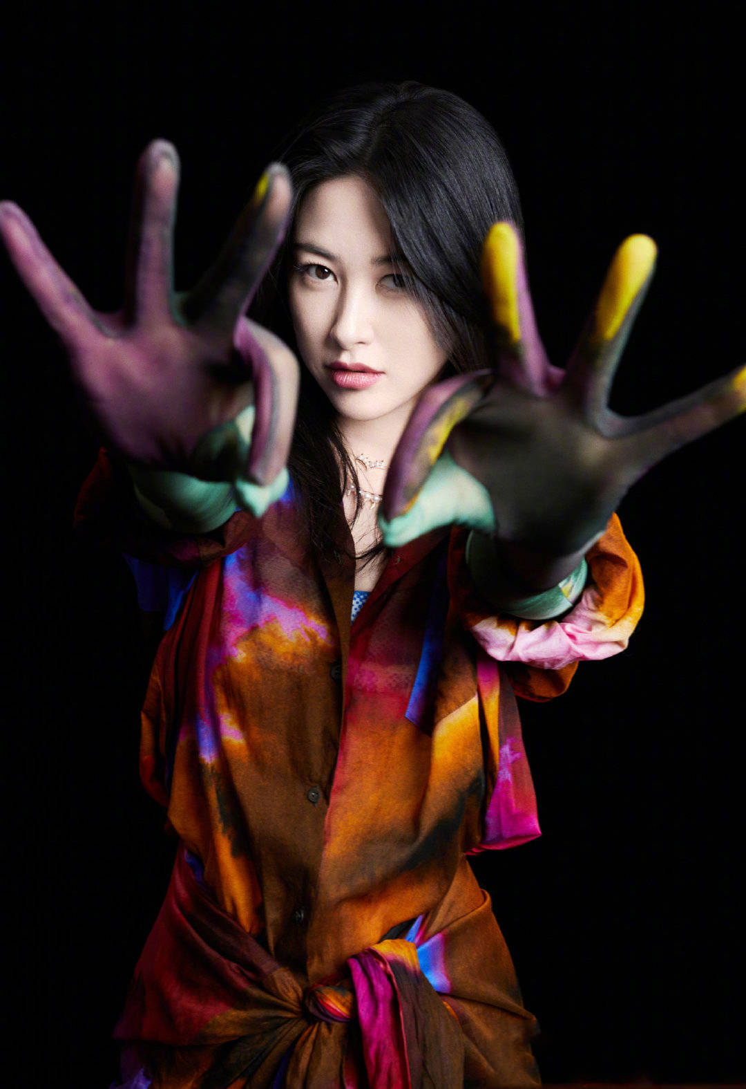 名媛朱珠拍时尚写真大片长筒袜秀出迷人漫画腿当妈后更有韵味