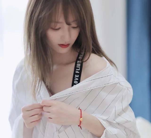 原创中国最美库蜜小七晒照裸肩太美球迷调侃长江以北七姐最美