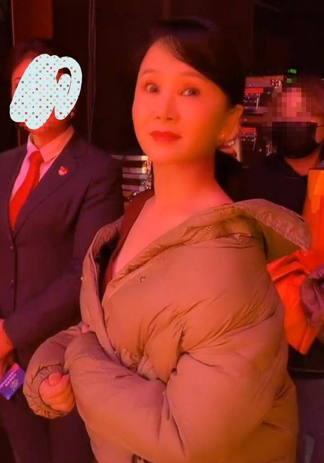 原创任静在后台等待演出52岁还穿低领裙子是漂亮但是不符合身份