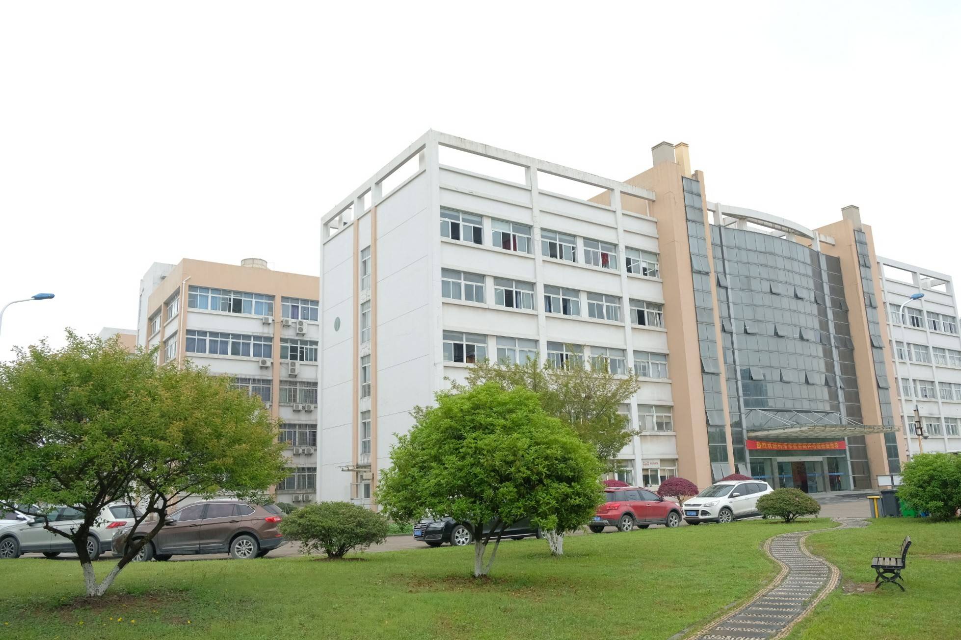 杭州三联中复杭州三联中考复读学校是三联专修学校旗下"杭州三联中复"