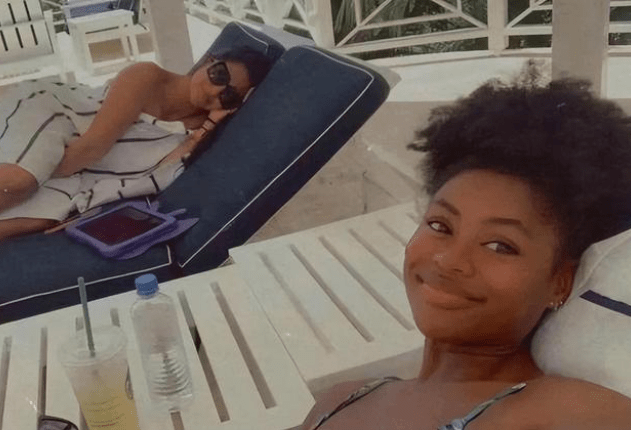 瓦妮莎海边度假心情好!