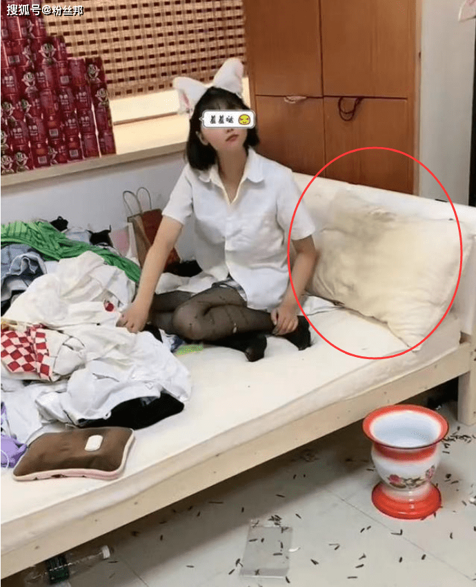 枕头能睡到爆浆染色光鲜亮丽的女主播出租屋犹如废品站