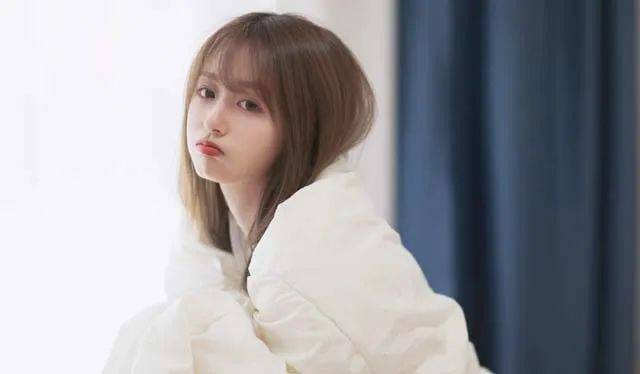 原创中国最美库蜜小七晒照裸肩太美球迷调侃长江以北七姐最美