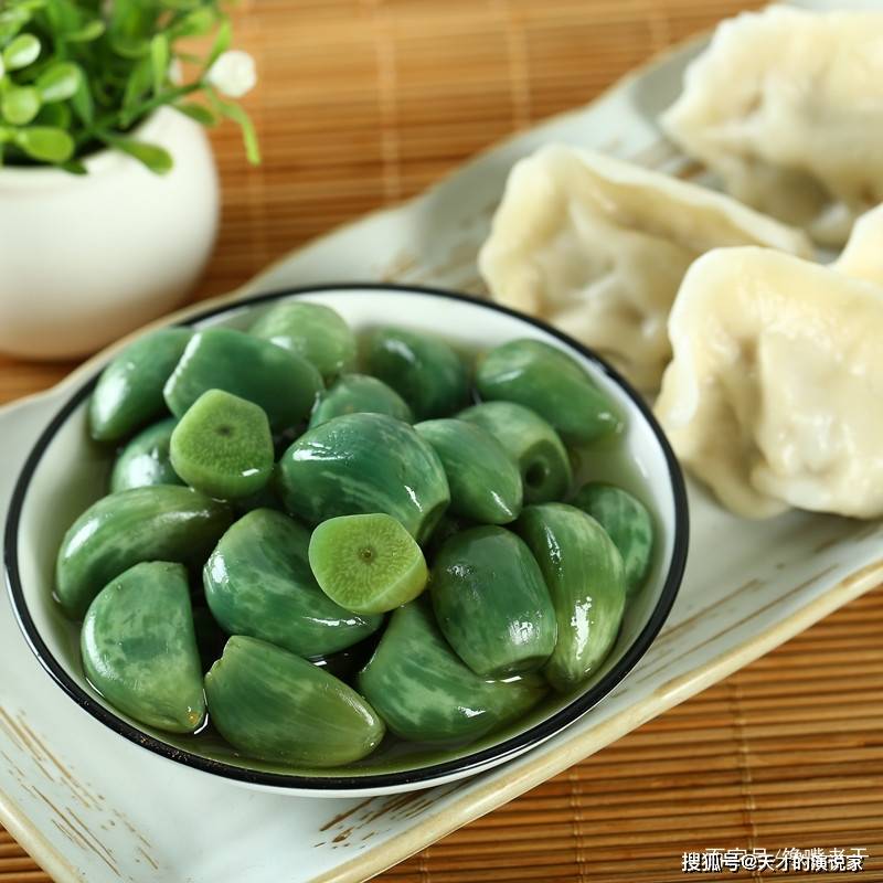 但是,很多朋友说自己每年在家腌制的腊八蒜,吃起来不脆,颜色也不绿,吃