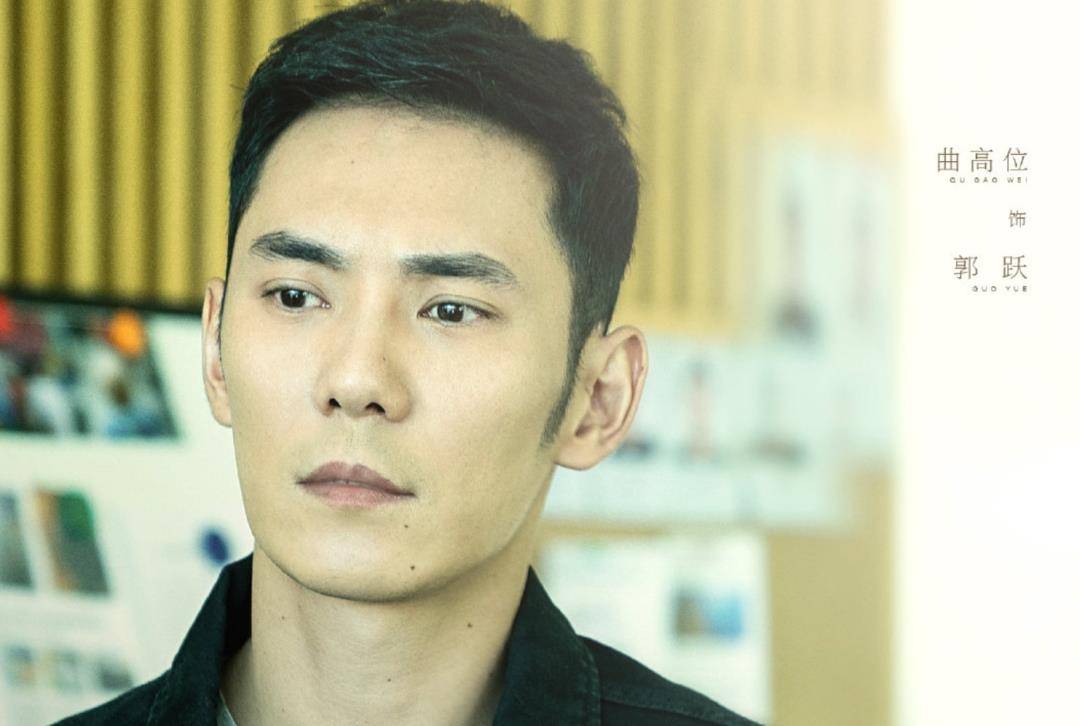 蒋国栋是一个敢说不敢做,遇事就退缩的"妈宝"富二代;耿平就是一个"