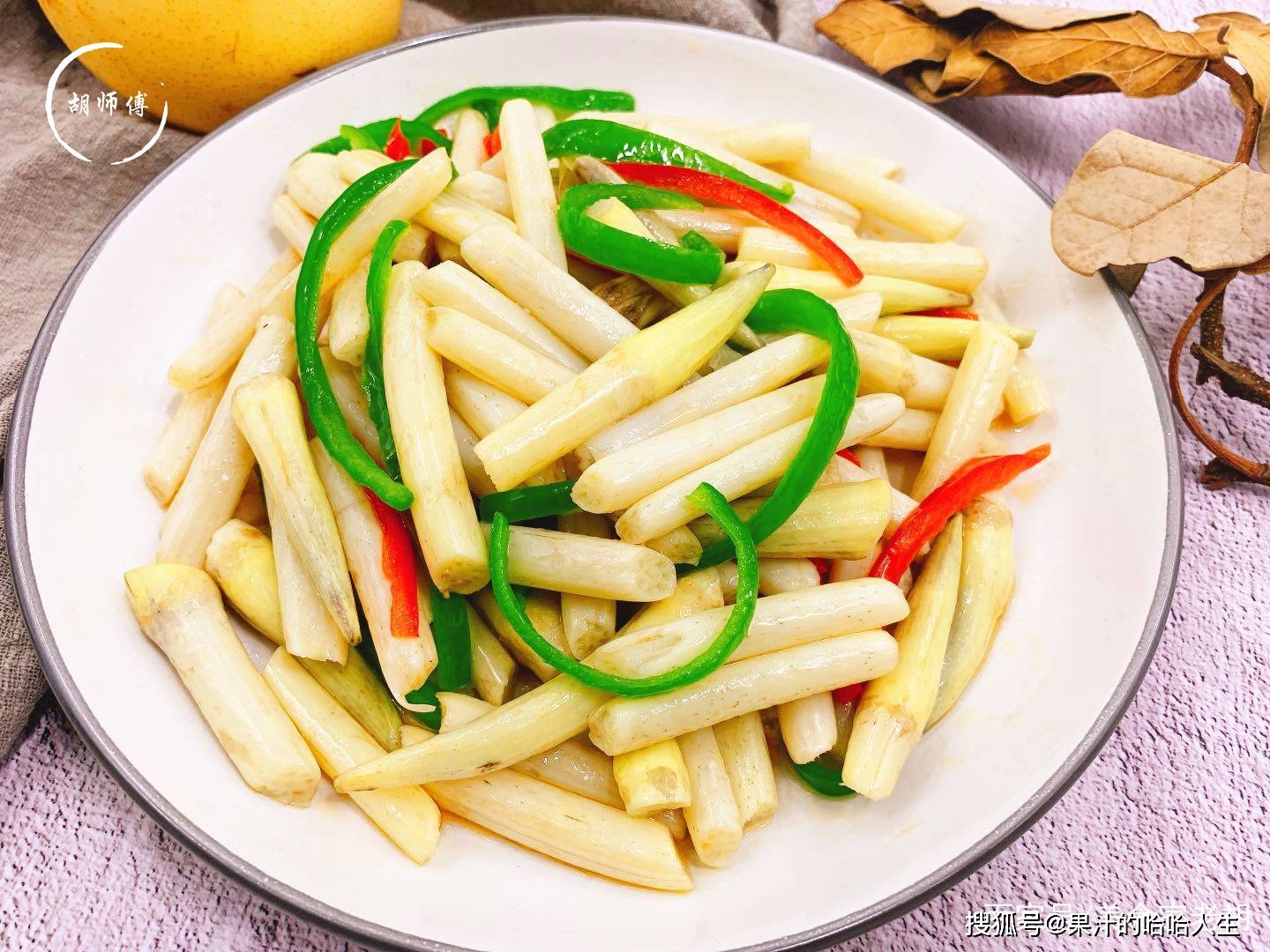 每年5月份的藕带是最鲜嫩的,因为此时的藕带都是刚长出来,只要将买