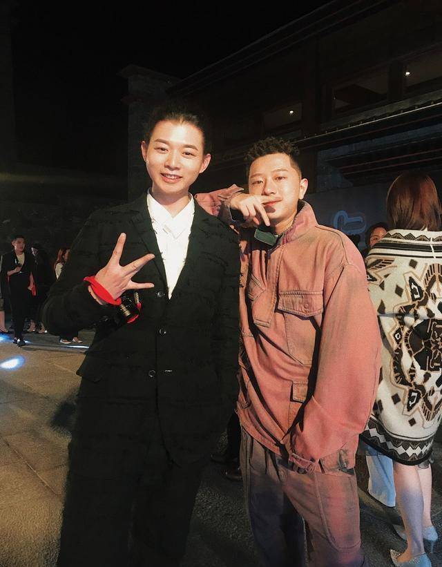霍尊和男性友人一起合照,相比起来明显阴柔很多,品平时霍尊也很喜欢穿