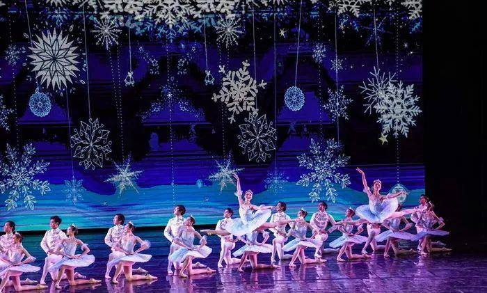 重庆芭蕾舞团《百年红梅颂》亮相哥伦比亚大剧院舞蹈季云展演_芭蕾舞