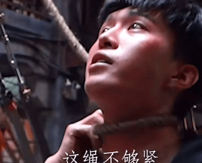 演员本人为求真实,甚至还恳请道具师再勒紧一点.