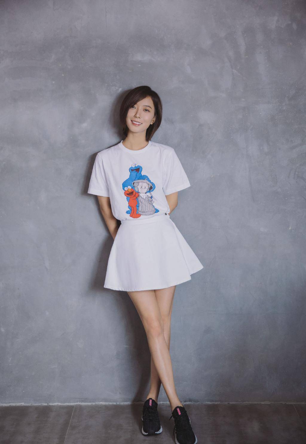 原创王珞丹私服美照穿2万8的格纹外套配牛仔裤身形修长简单知性