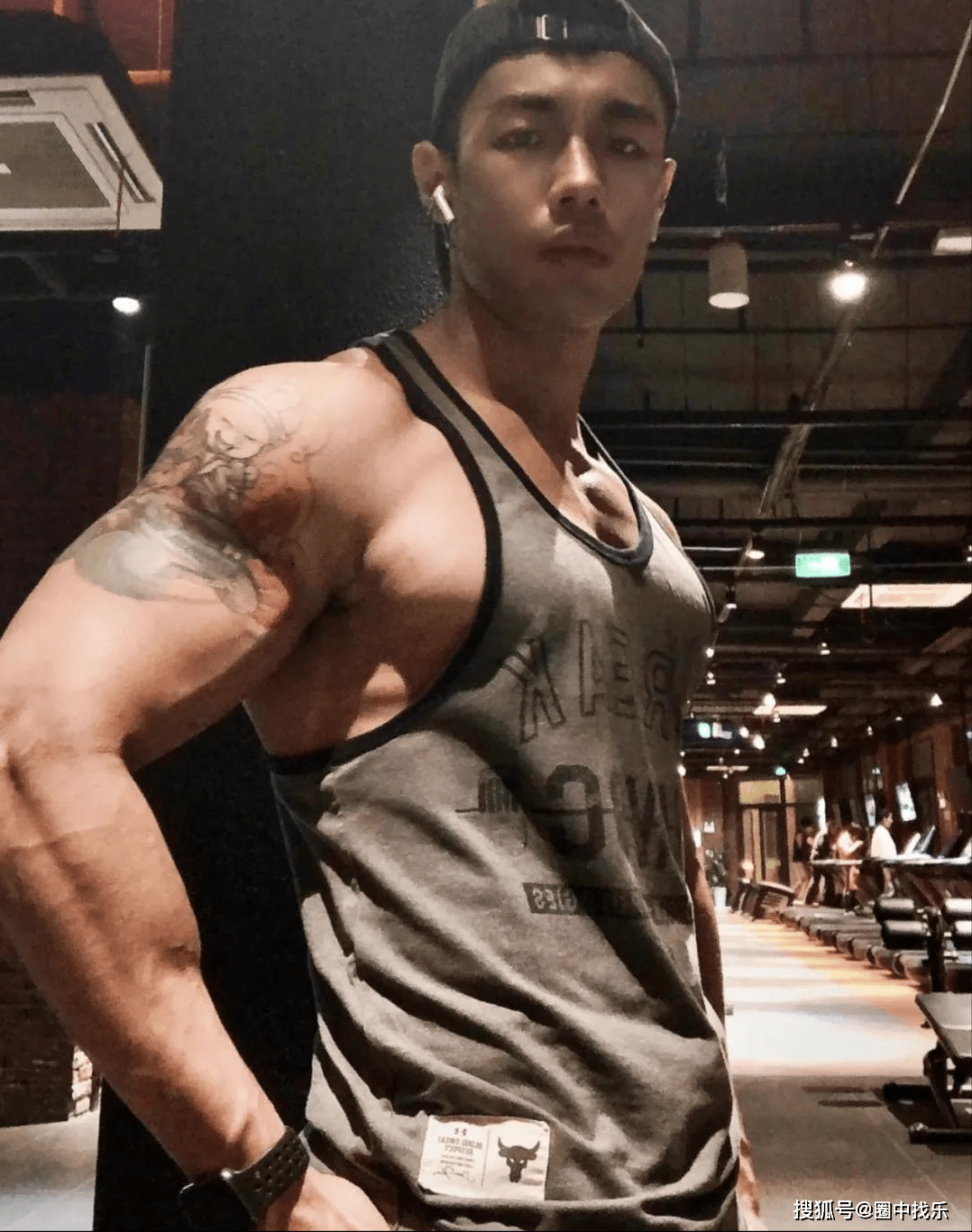 原创肌肉体育生拍美术大片黝黑皮肤加劲爆肌肉看起来安全感十足