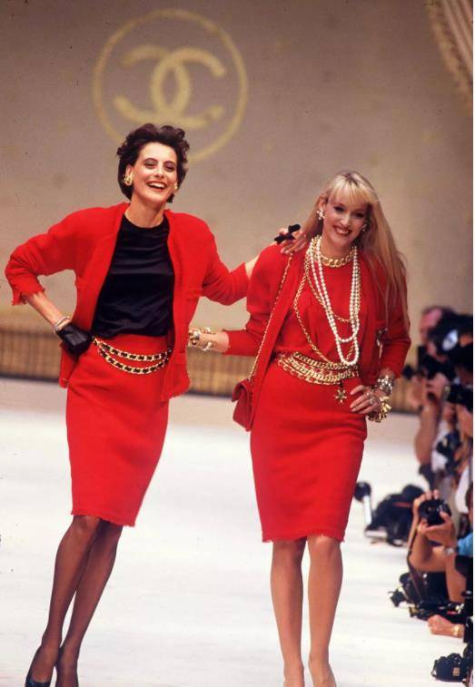 她是香奈儿第一御用超模,又因毁约被拉黑,64岁依旧美到发光_伊娜_法国