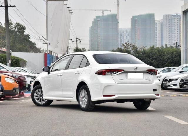 经常在市区里面开车,所以希望买一辆省油的车卡罗拉,在价位还有外形