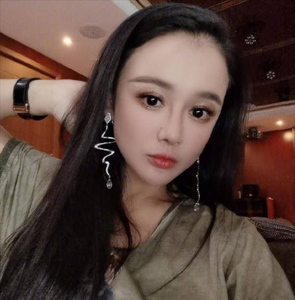 原创深夜晒美照被骂整成鬼冉莹颖高情商回应难怪邹市明会娶她