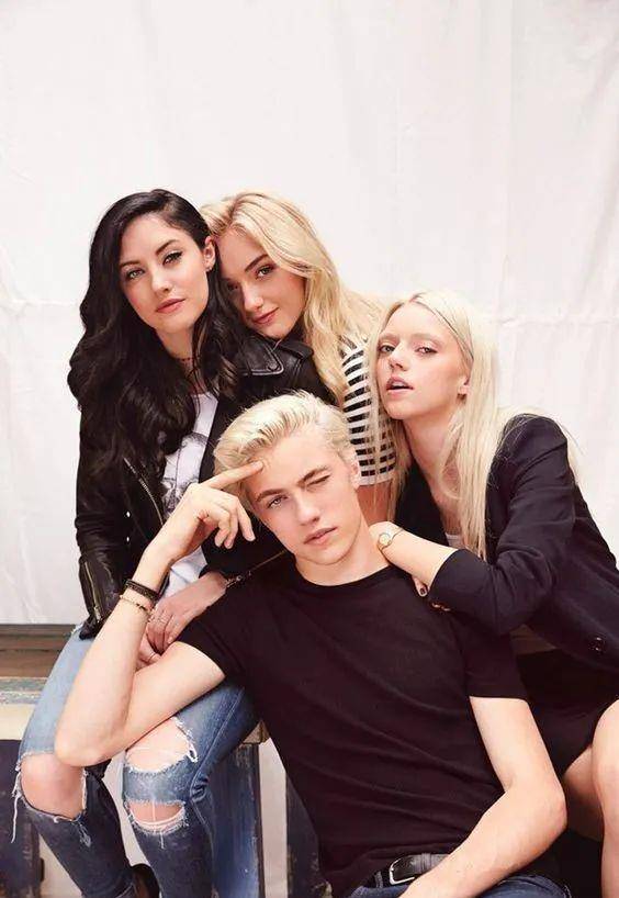 98年的幸运蓝出生在一个美家庭,他有三个姐姐,其中两个姐姐和他一样是