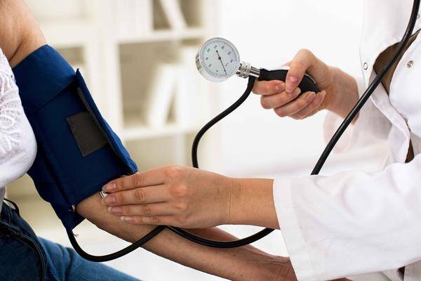 cb7ff7db766a4371abd207d06b214bfd 新的血压标准你知道？日常该如何判断自己血压是否偏高？