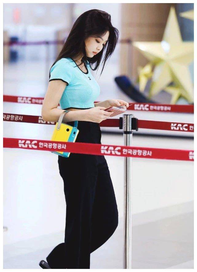 这次出现在机场的金金金妮,上半身穿着蓝色的肚脐,和黑色的阔腿裤一起