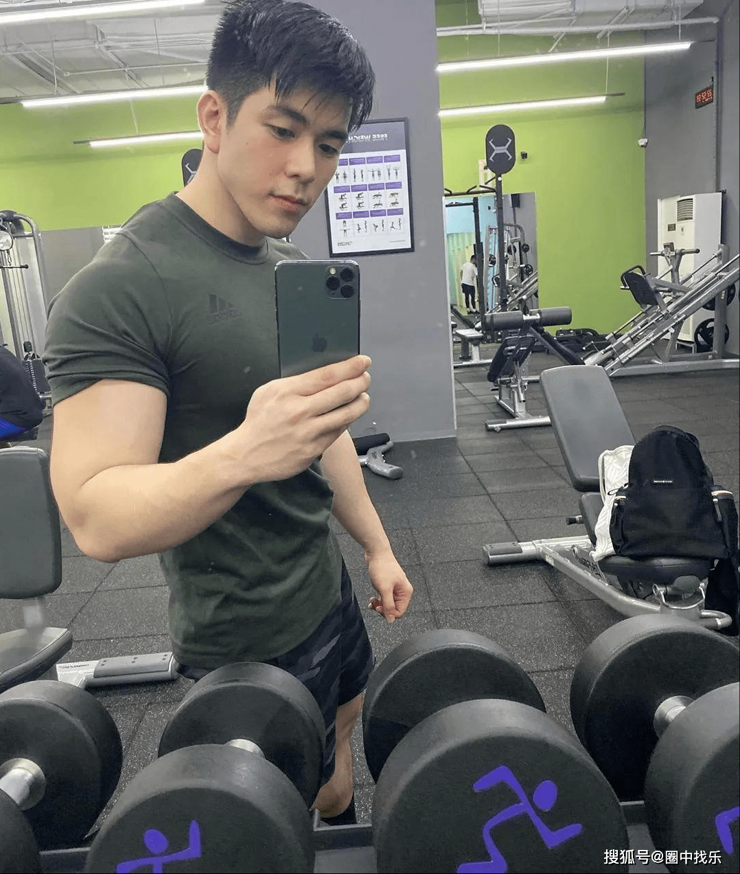 男服务员撞脸李现,身材健硕手臂粗壮,网友表示:我可以_照片_胸肌_腹肌