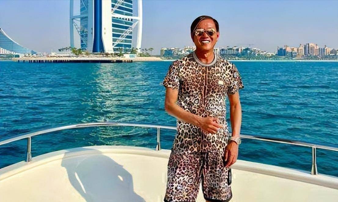 原创洪永时与4婚妻子游列国生活惬意曾被传卖掉24辆劳斯莱斯破产