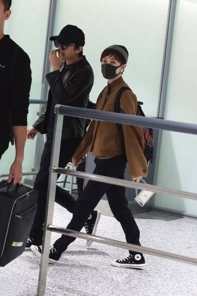 原创孙俪跟助理逛街穿呢大衣平底鞋不包装腿短了一半