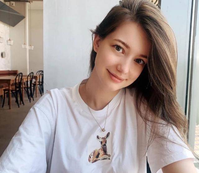 有种美貌叫四国混血女孩颜值让人过目不忘却被西方人排斥