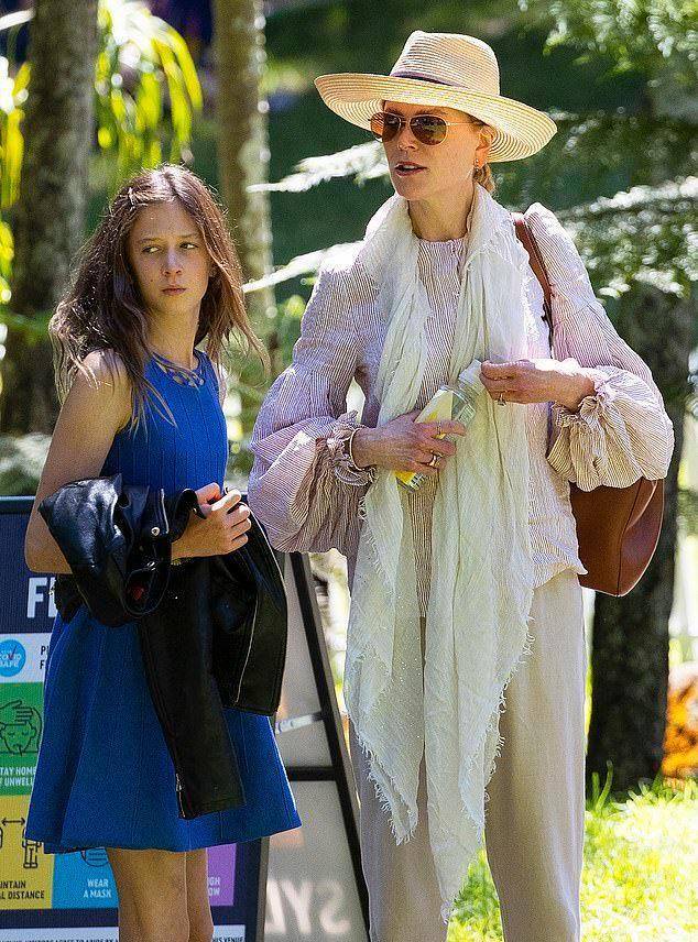 53岁妮可基德曼久违全家出行,大女儿高挑纤细,小女儿颜值能打_凯斯·