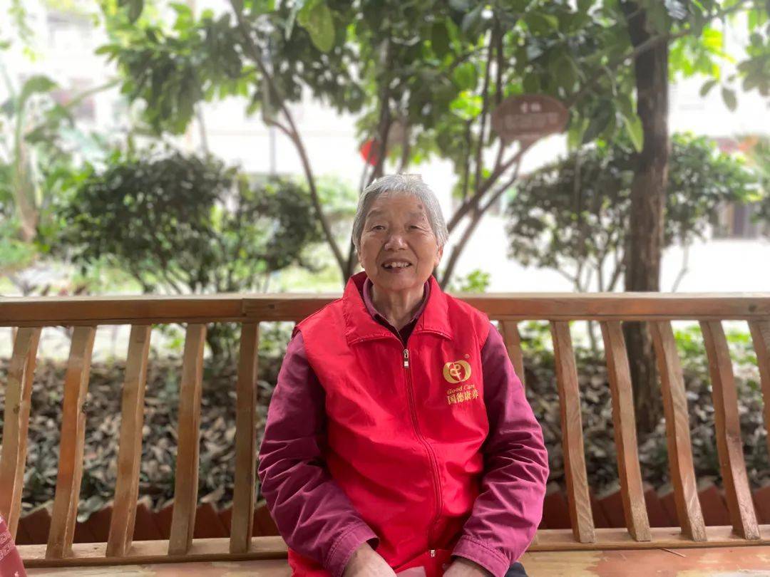 原创81岁医师奶奶一袭白衣的人间天使下