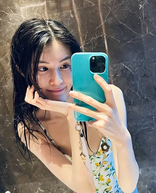 超模何穗晒连体泳装照,大秀傲人曲线,腹部隆起疑似怀孕_照片_泳衣