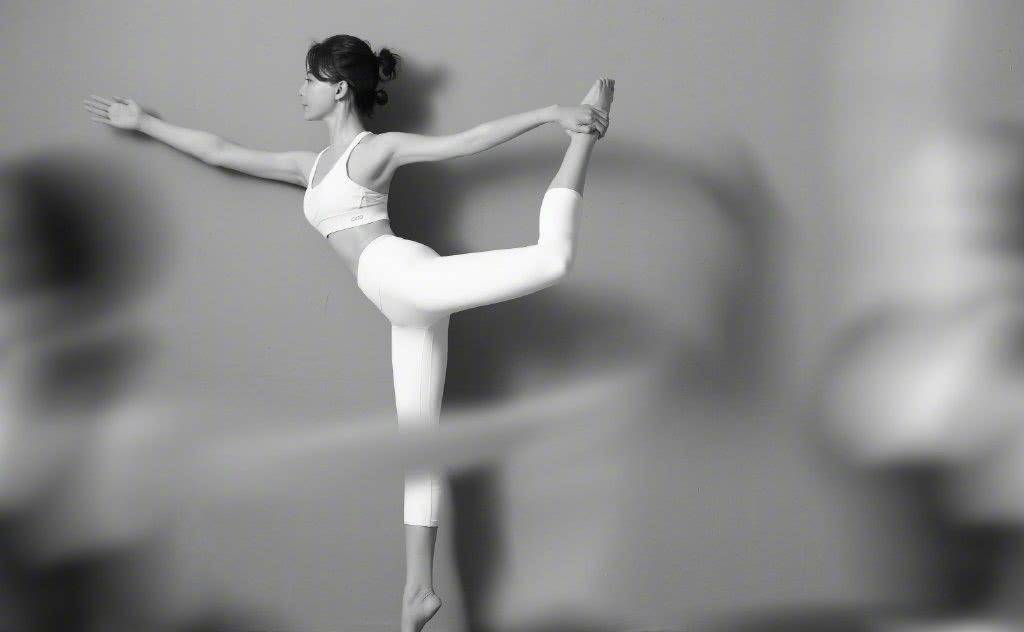 原创陈数晒瑜伽健身照柔韧性十足43岁的她身材曲线超完美