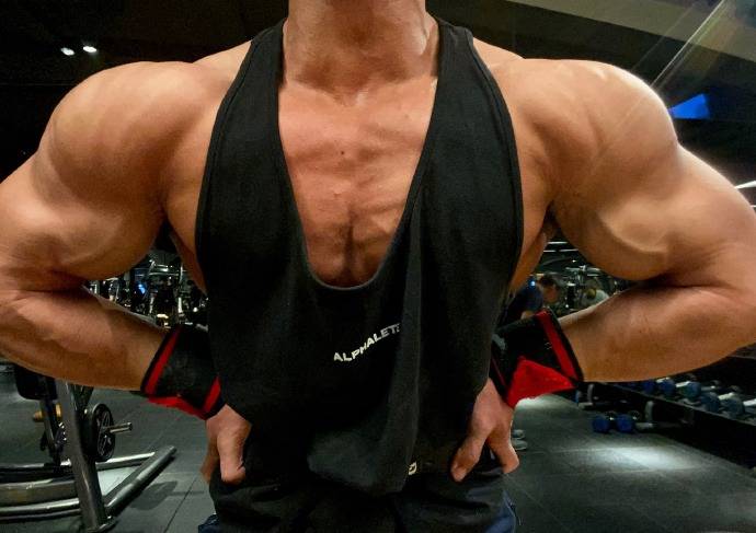 湖南大学毕业的肌肉学霸,一个月没去健身房,身材依旧帅气如雕刻!