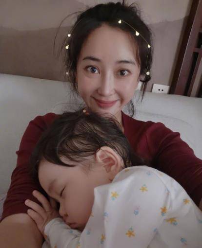 杜若溪晒自拍照,肉肉在妈妈怀中熟睡,小奶膘萌化众人_严屹宽_蛋糕