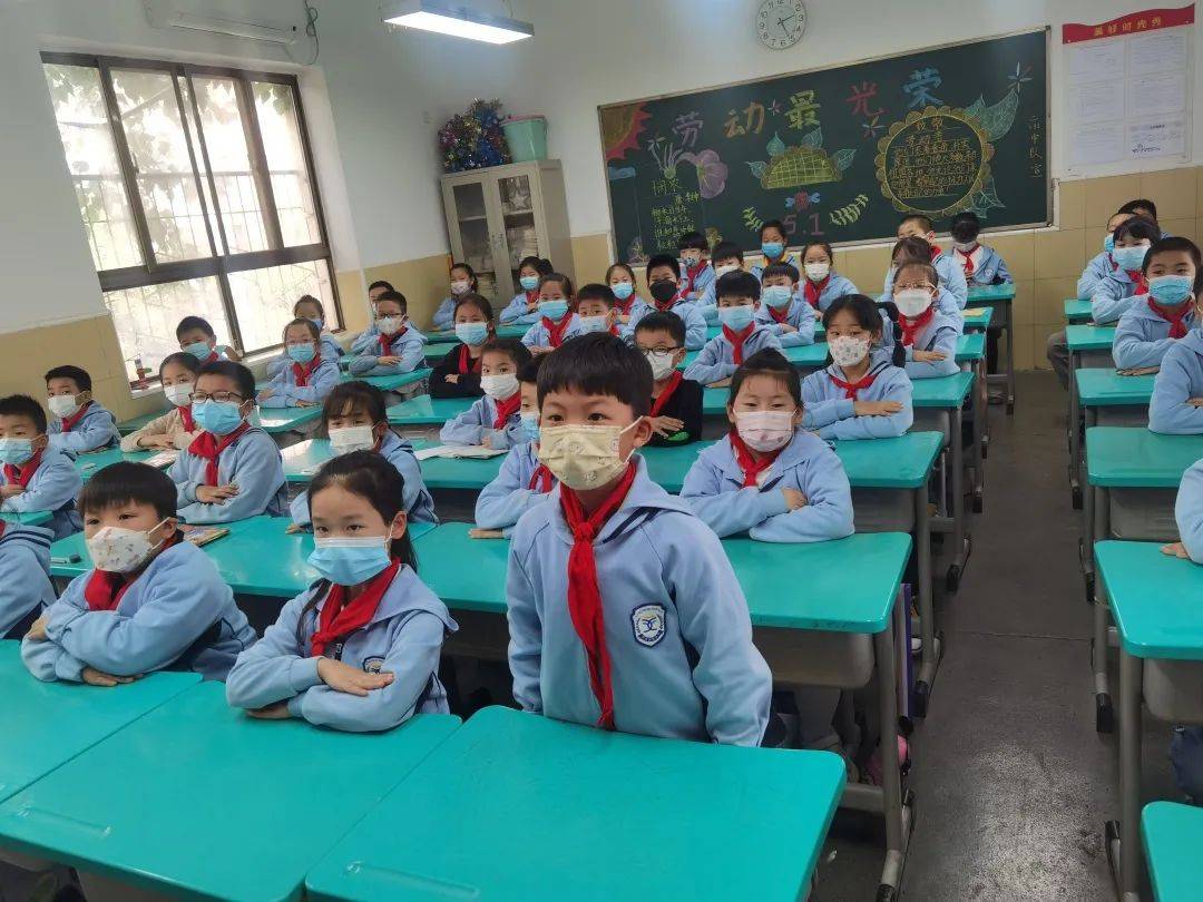 郑州市中原区汝河新区小学开展迎五一致敬劳动者主题队会活动