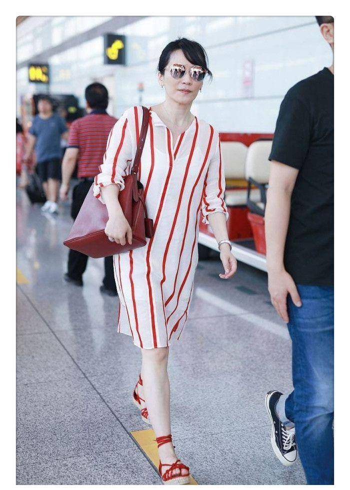 原创48岁俞飞鸿终于高调一身大红条纹裙走机场脚上的鞋子亮了