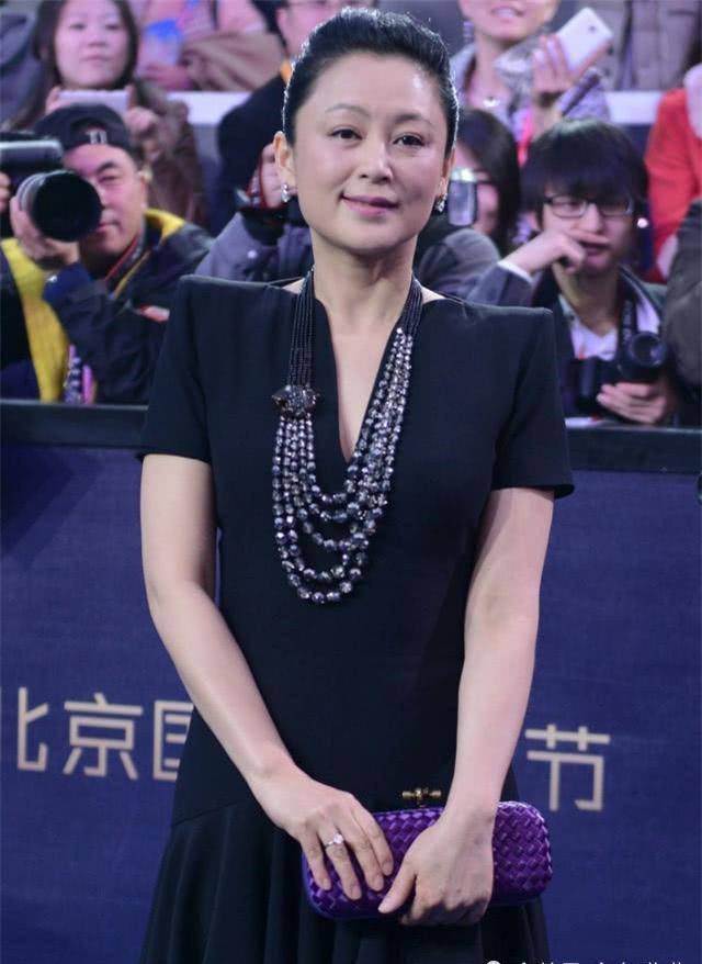 陈红真老了未修图脸部松弛颈纹明显这才是52岁的真实样子